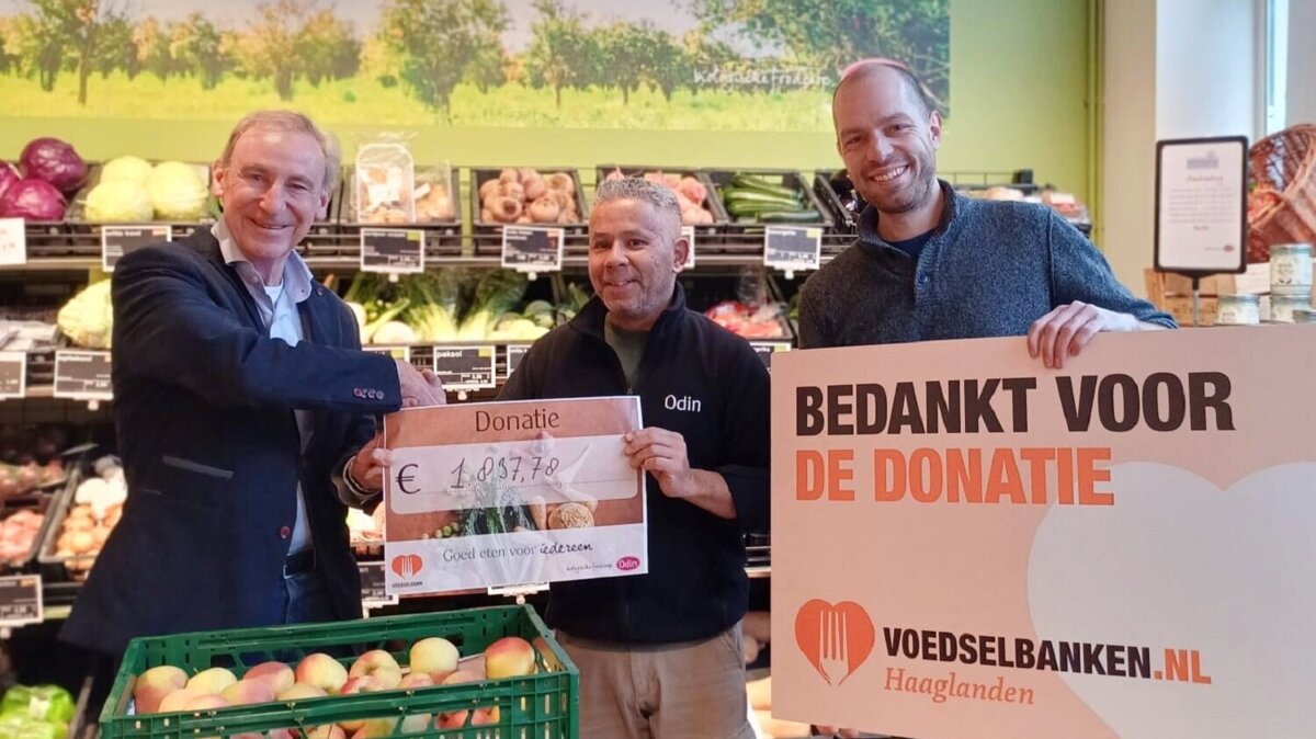 bedrijfsleider Geert Knoester van winkel Den Haag Bankastraat overhandigt een cheque van 1837 aan voedselbank Haaglanden bewerkt.jpg