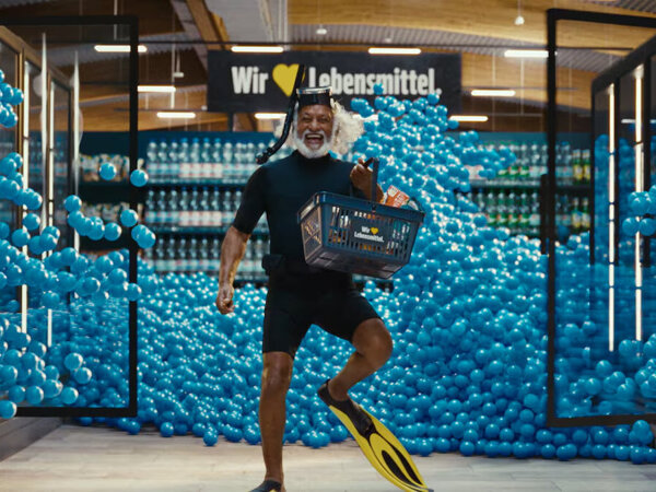 edeka_payback_pressemotiv_taucher.jpg