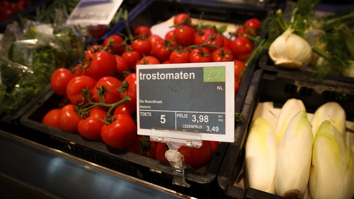 biologische tomaten in het schap keurmerk biologisch.jpg