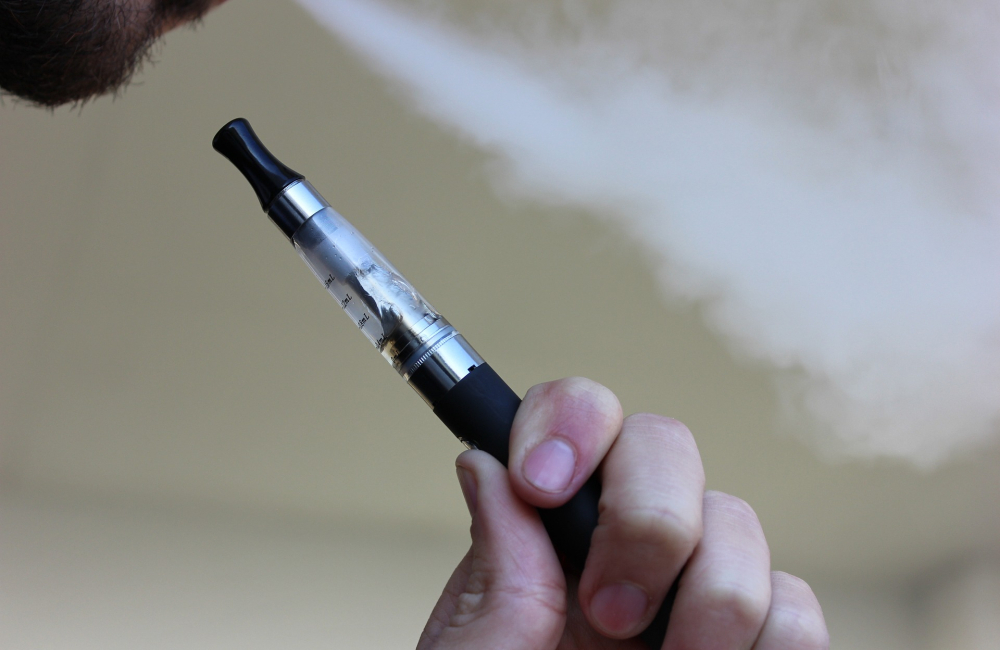 e-cigarette-ge08df67ce_1920.jpg