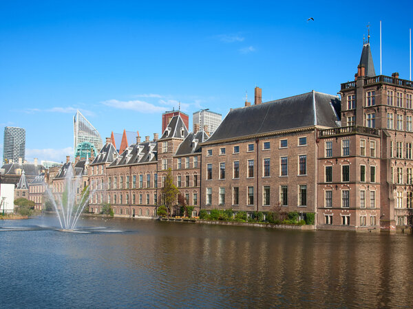 Binnenhof Den Haag iStock-525938483.jpg