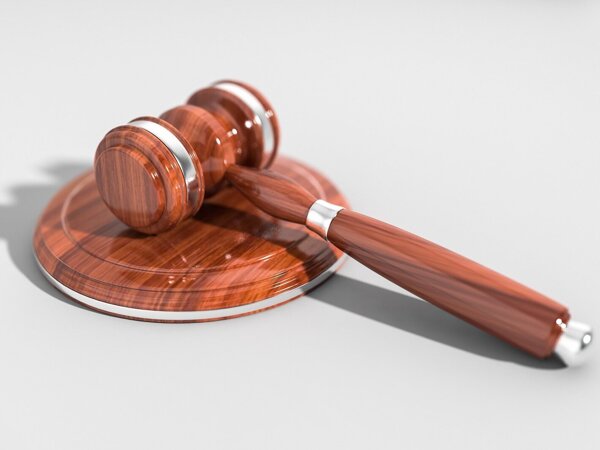 gavel-2492011_1920.jpg