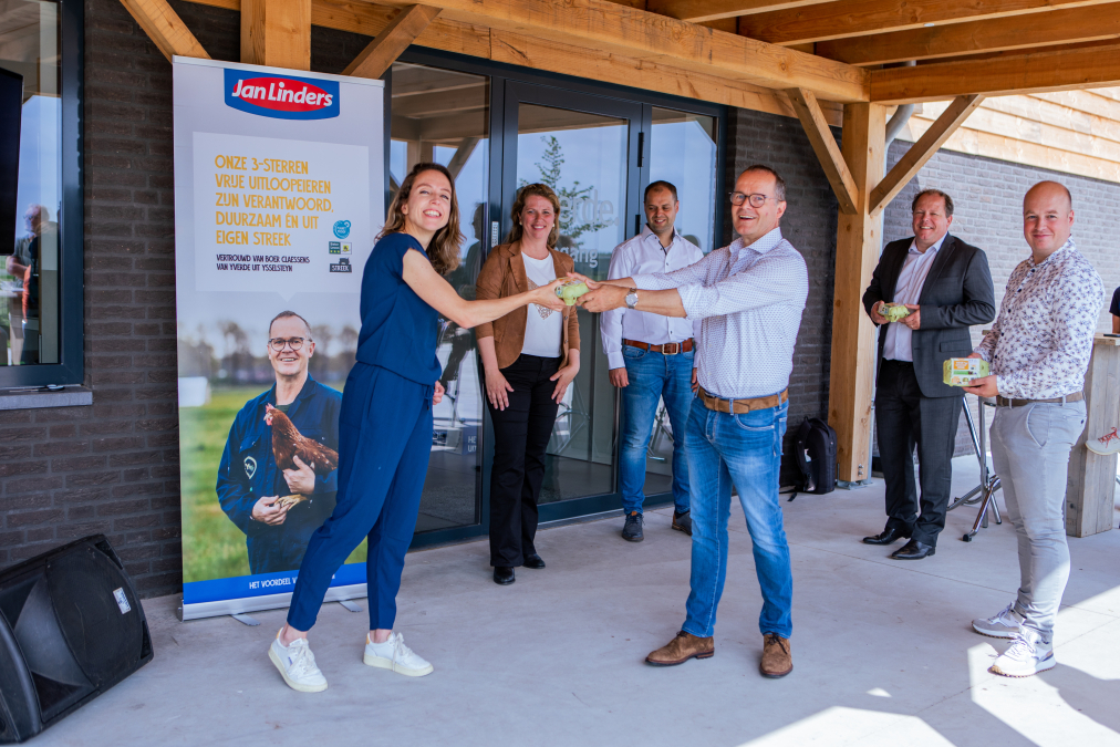 overhandiging-van-eerste-doosjes-vrije-uitloop-eieren-van-yverde-aan-jan-linders.jpg