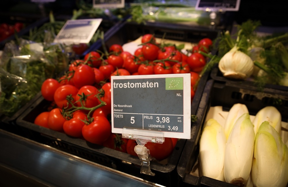 biologische tomaten in het schap keurmerk biologisch.jpg