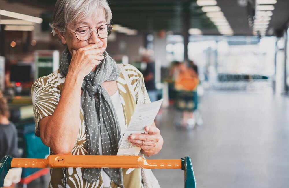 vrouw schrikt van bon inflatie supermarkt winkelen.jpg