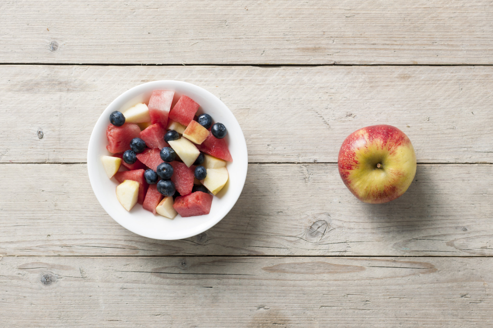 fruit-in-bakje-en-appel-voedingscentrum.jpg